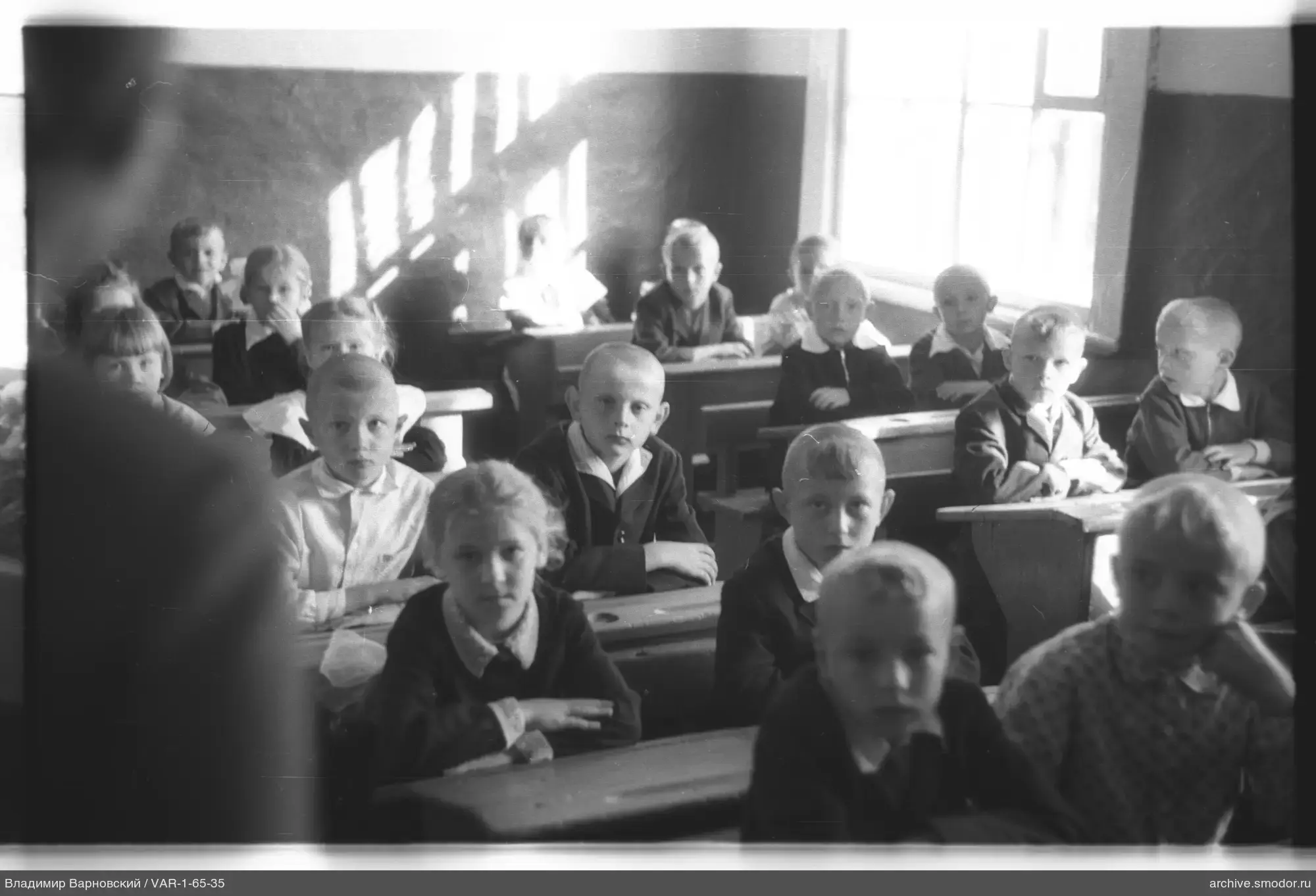 Kinder im Klassenzimmer an Tischen