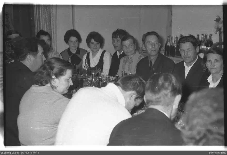 Gruppenporträt am Tisch