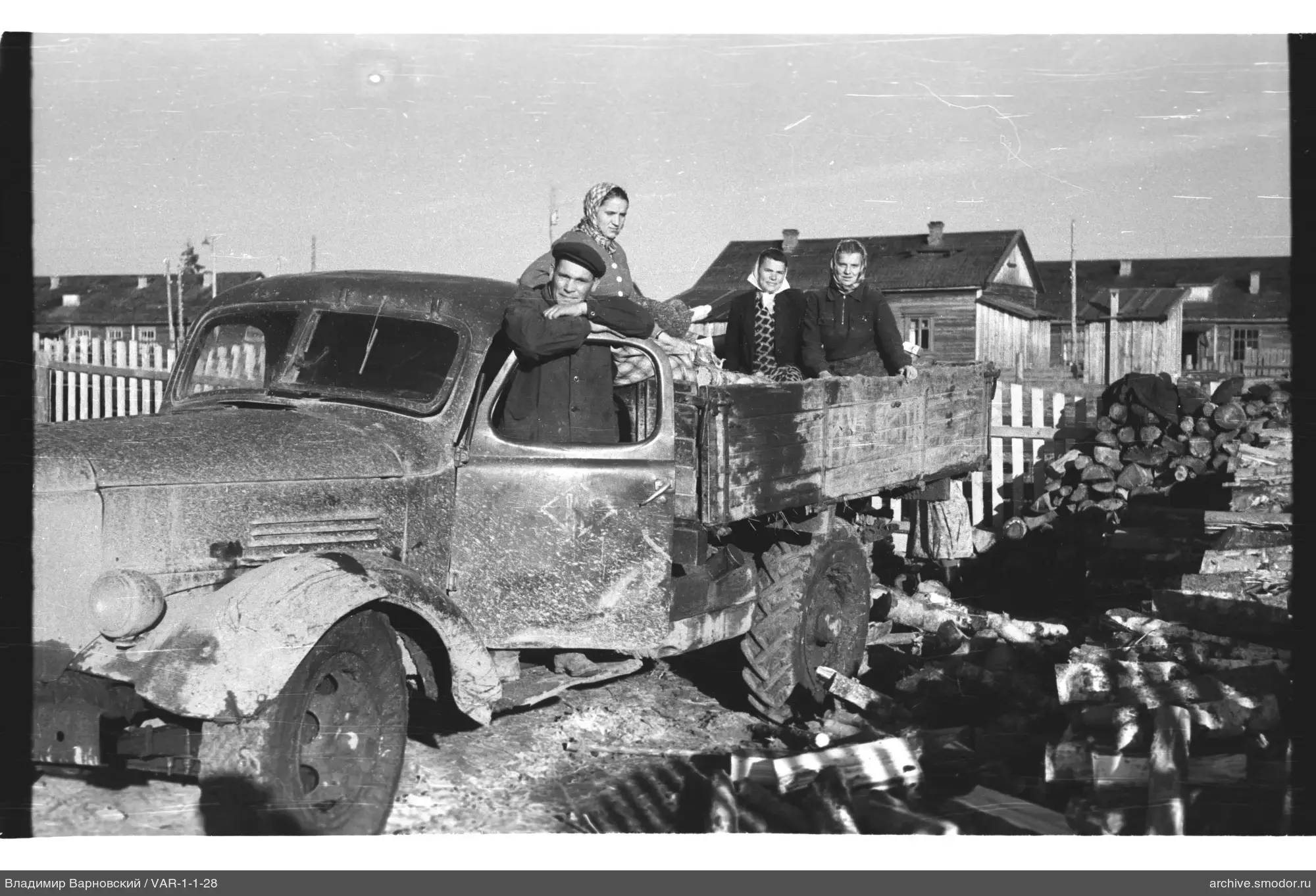 Групповая фотография на грузовике