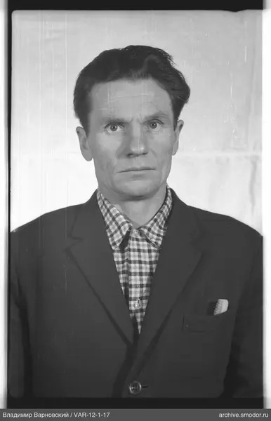 Porträt eines Mannes in Jacke und Hemd