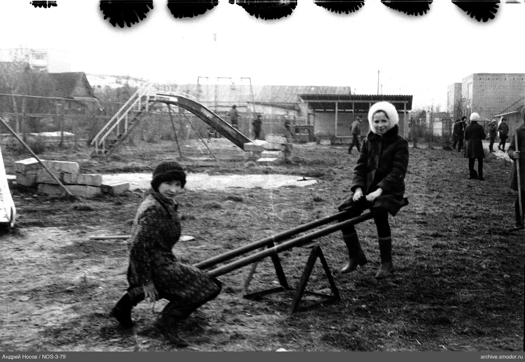 Две женщины на качелях-балансире