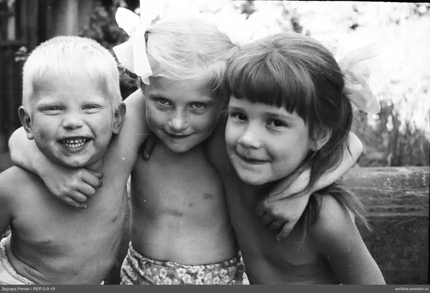 Gruppenporträt von drei Kindern