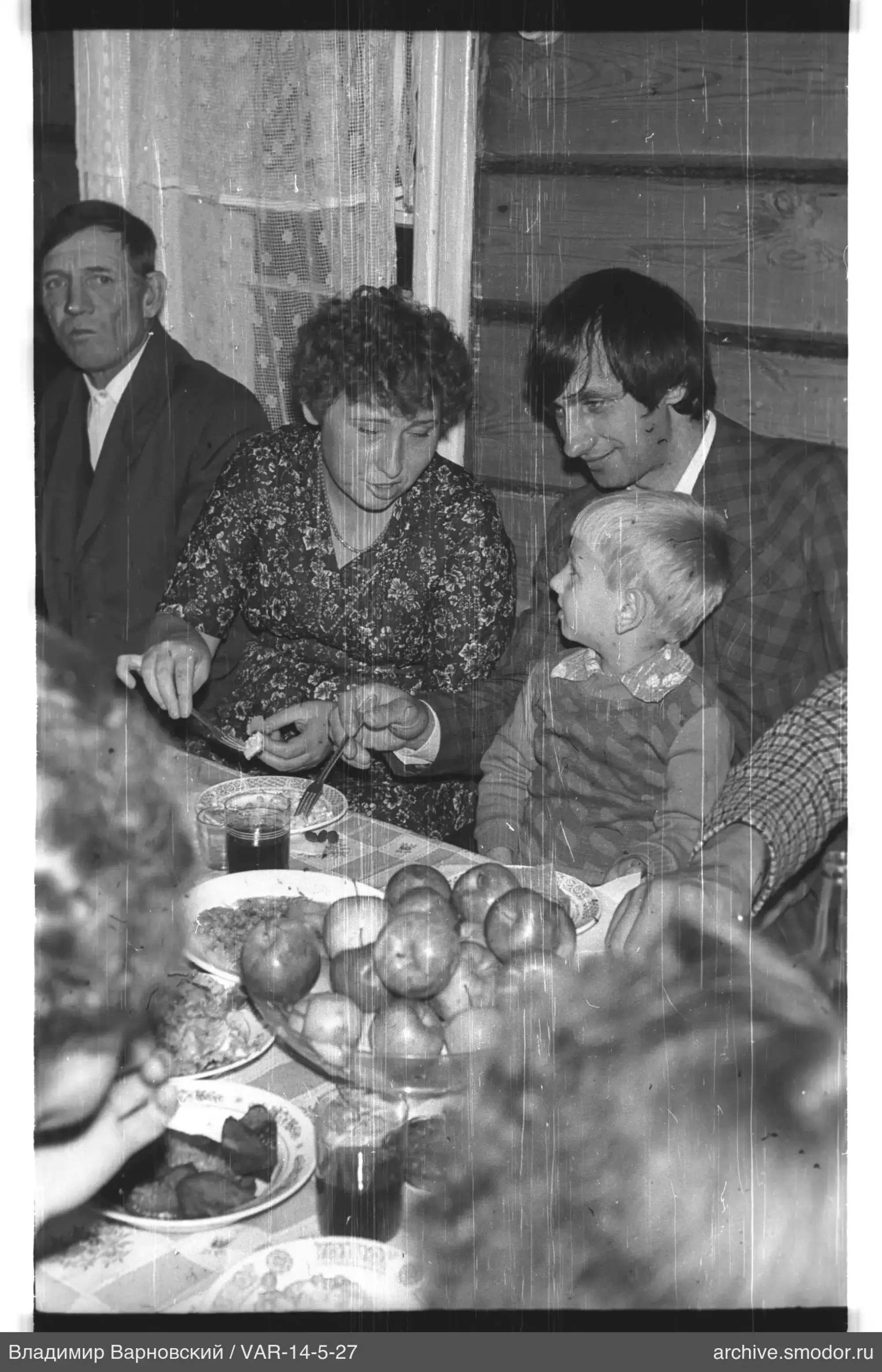 Gruppe am Tisch mit Essen und Getränken