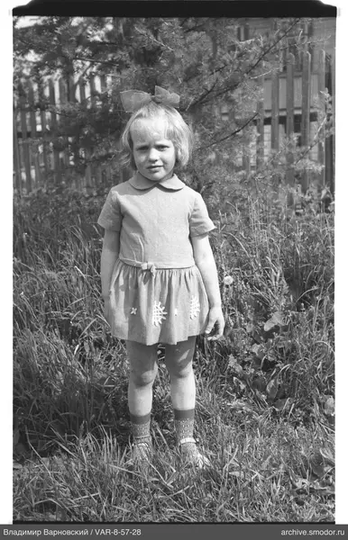 Mädchen mit Schleife im Kleid