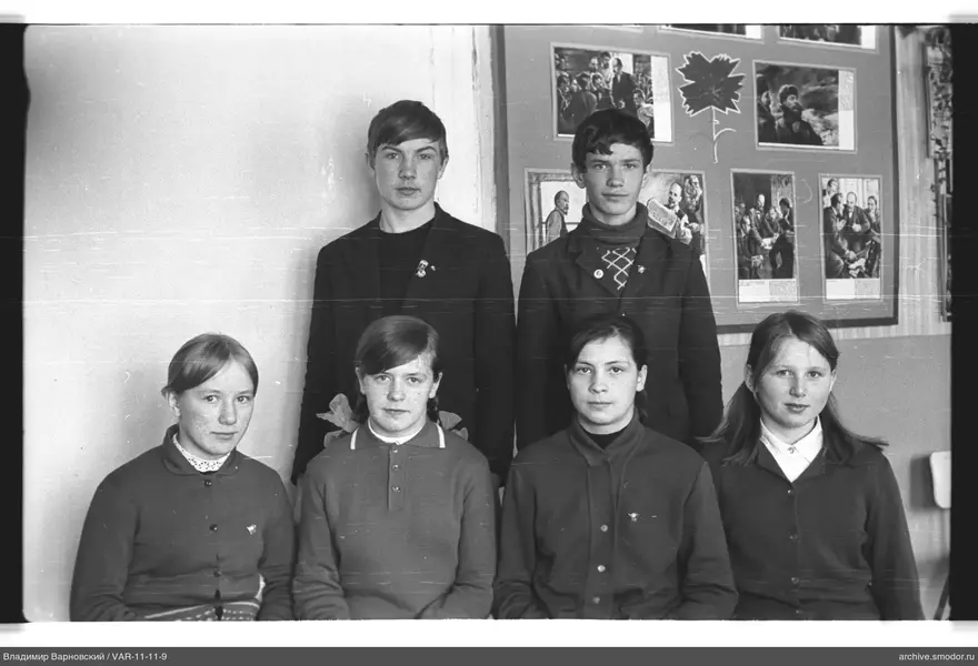 Gruppenporträt mit jungen Männern und Mädchen