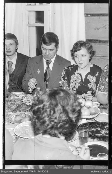 Gruppe bei einem Tisch mit Essen und Getränken