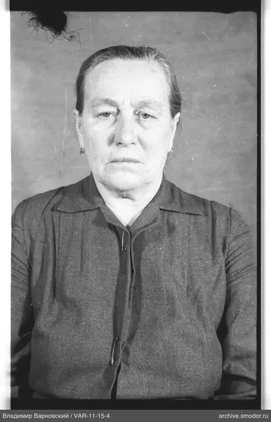 Porträt einer Frau in dunkler Jacke