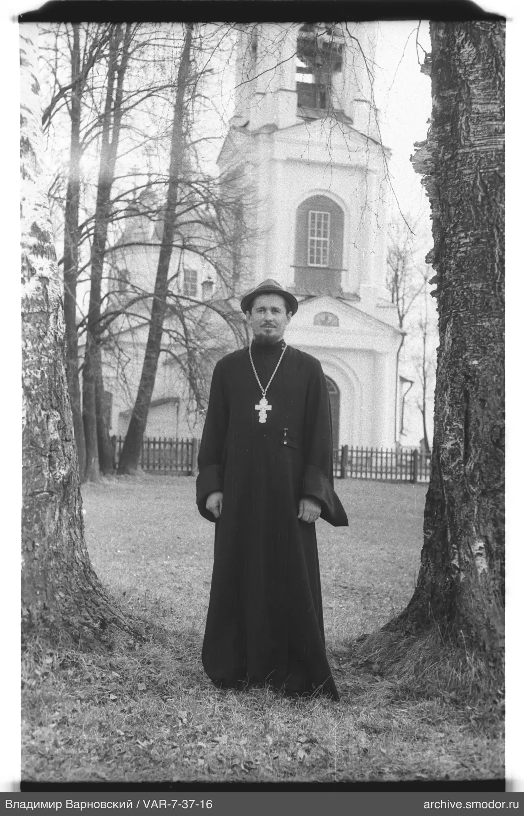 Mann in Soutane vor Kirche