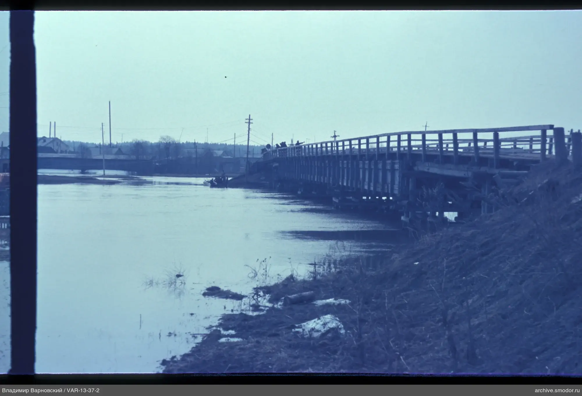 Holzbrücke über den Fluss