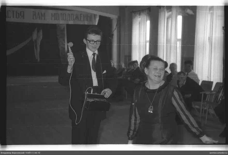 Mann mit Mikrofon und Frau bei Veranstaltung
