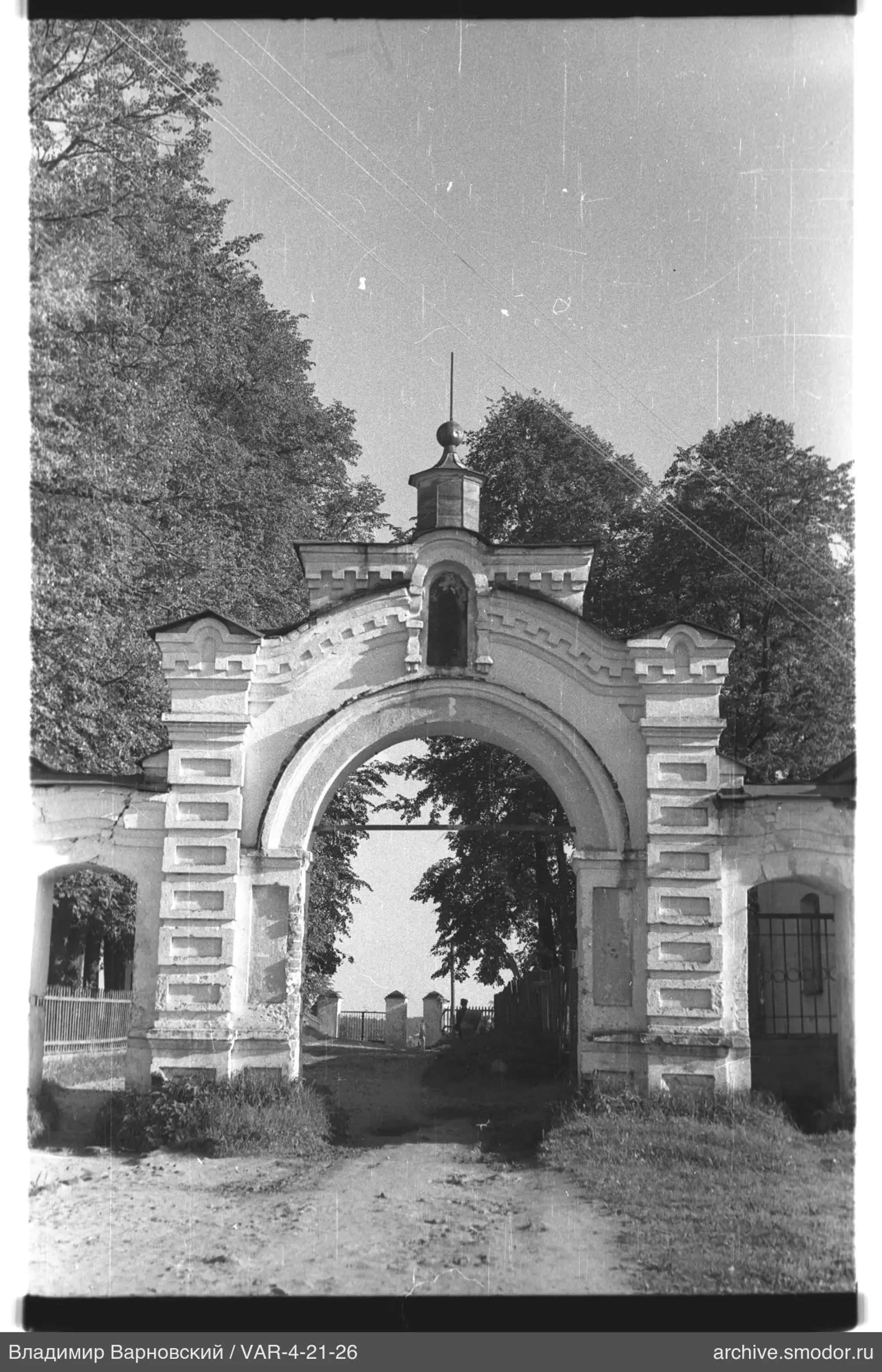 Каменная арка с декоративным шпилем