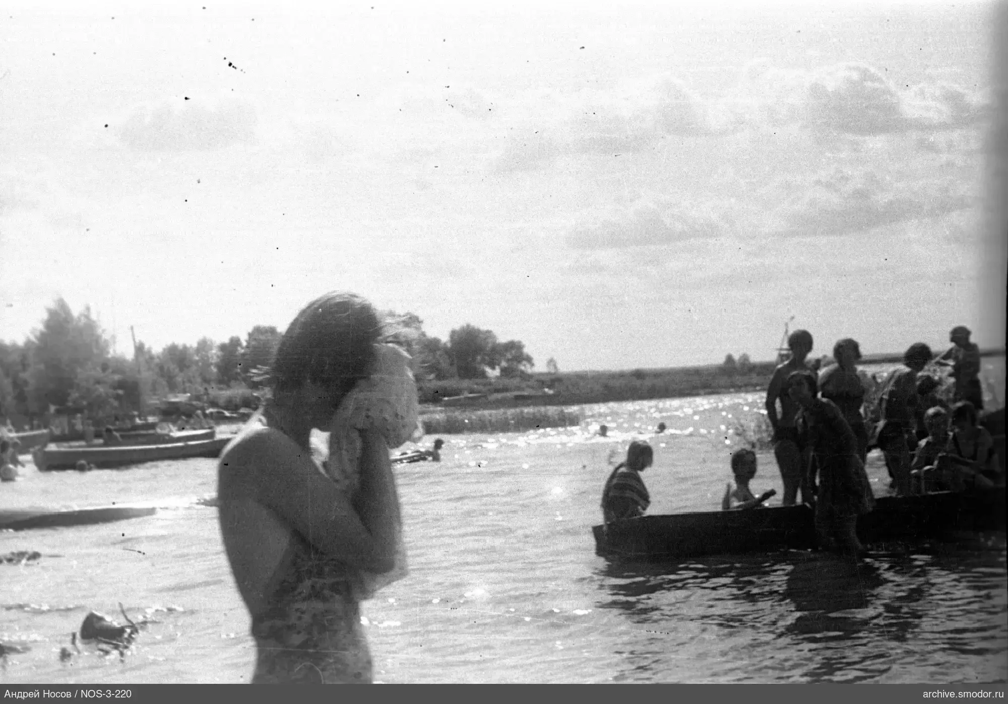 Gruppe von Menschen in Badeanzügen am Wasser