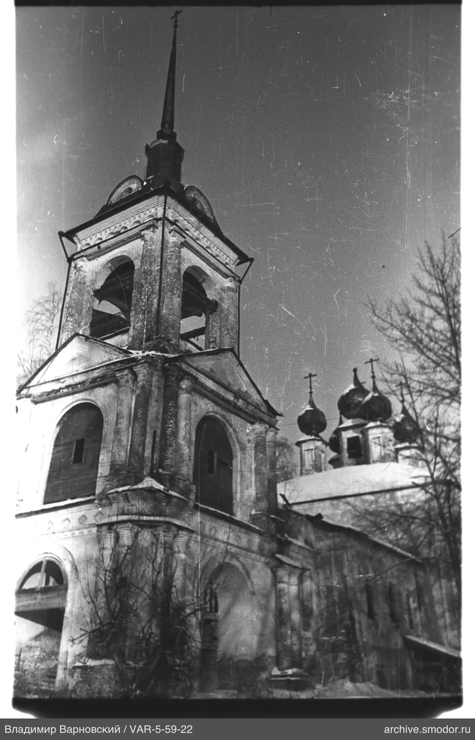 Steinkirche mit Glockenturm und Kuppeln
