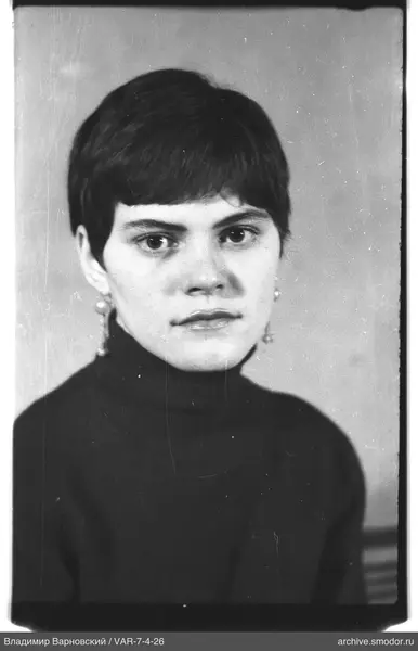 Porträt einer Frau mit kurzen dunklen Haaren