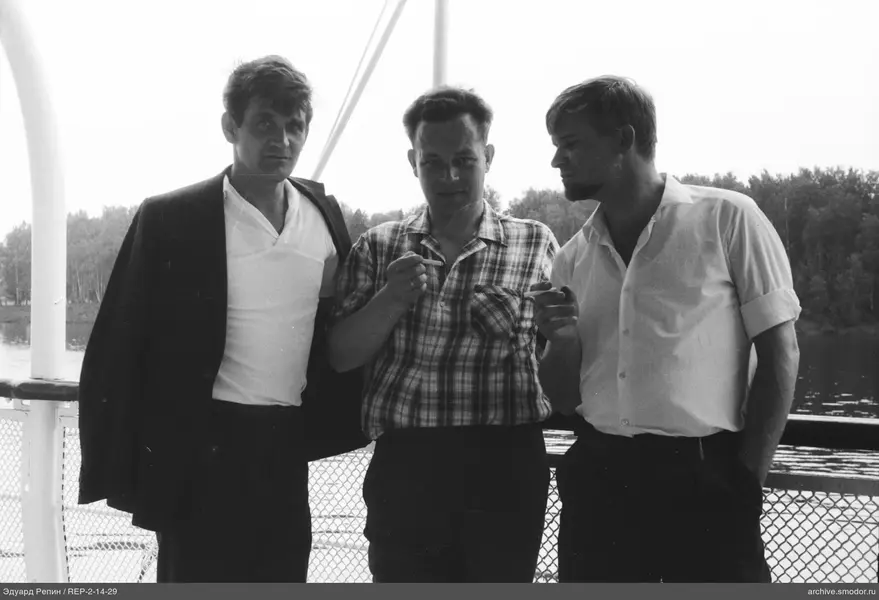 Gruppe von Männern auf einem Schiff