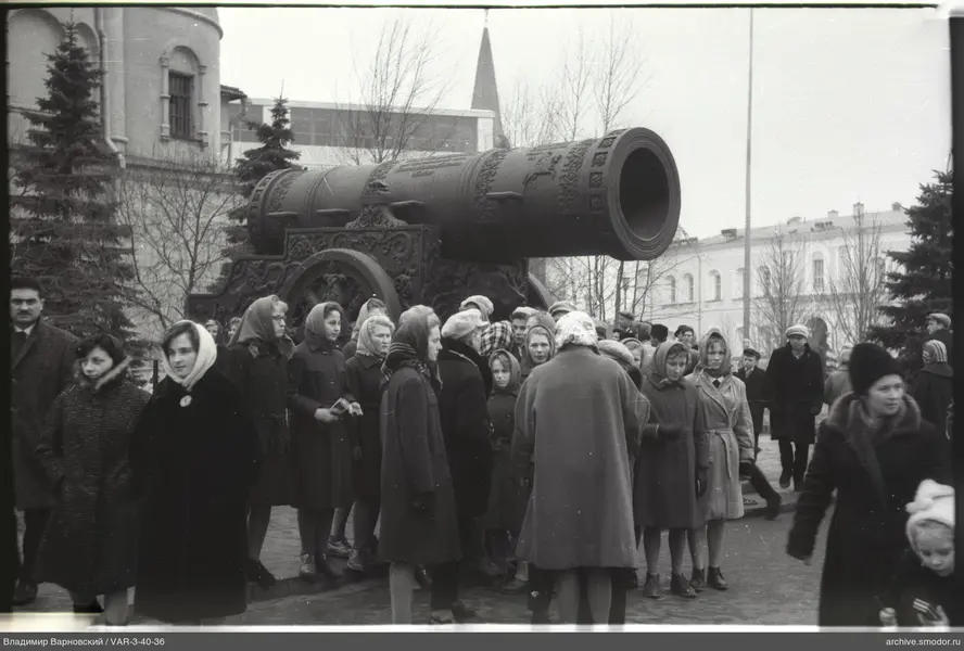 Gruppe von Menschen um eine historische Kanone