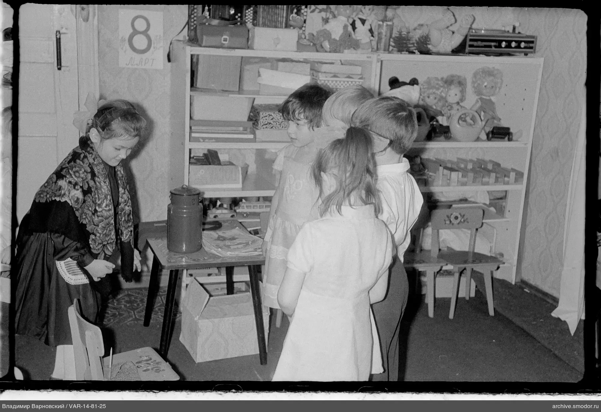 Gruppe von Kindern im Spielzimmer