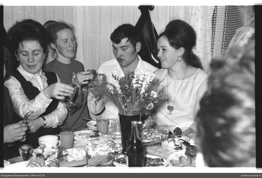 Gruppe am Tisch mit Geschirr und Essen
