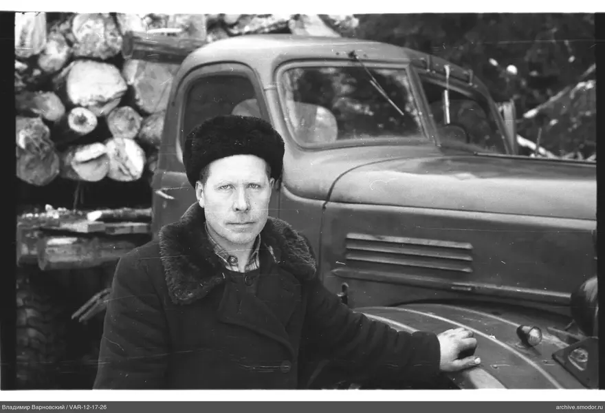 Мужчина у грузового автомобиля