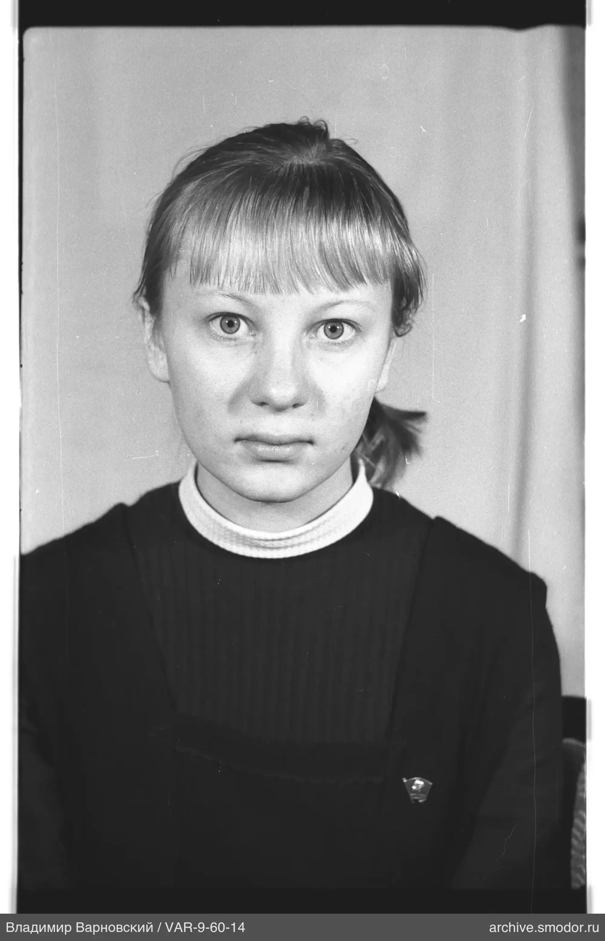 Портрет женщины в тёмном платье
