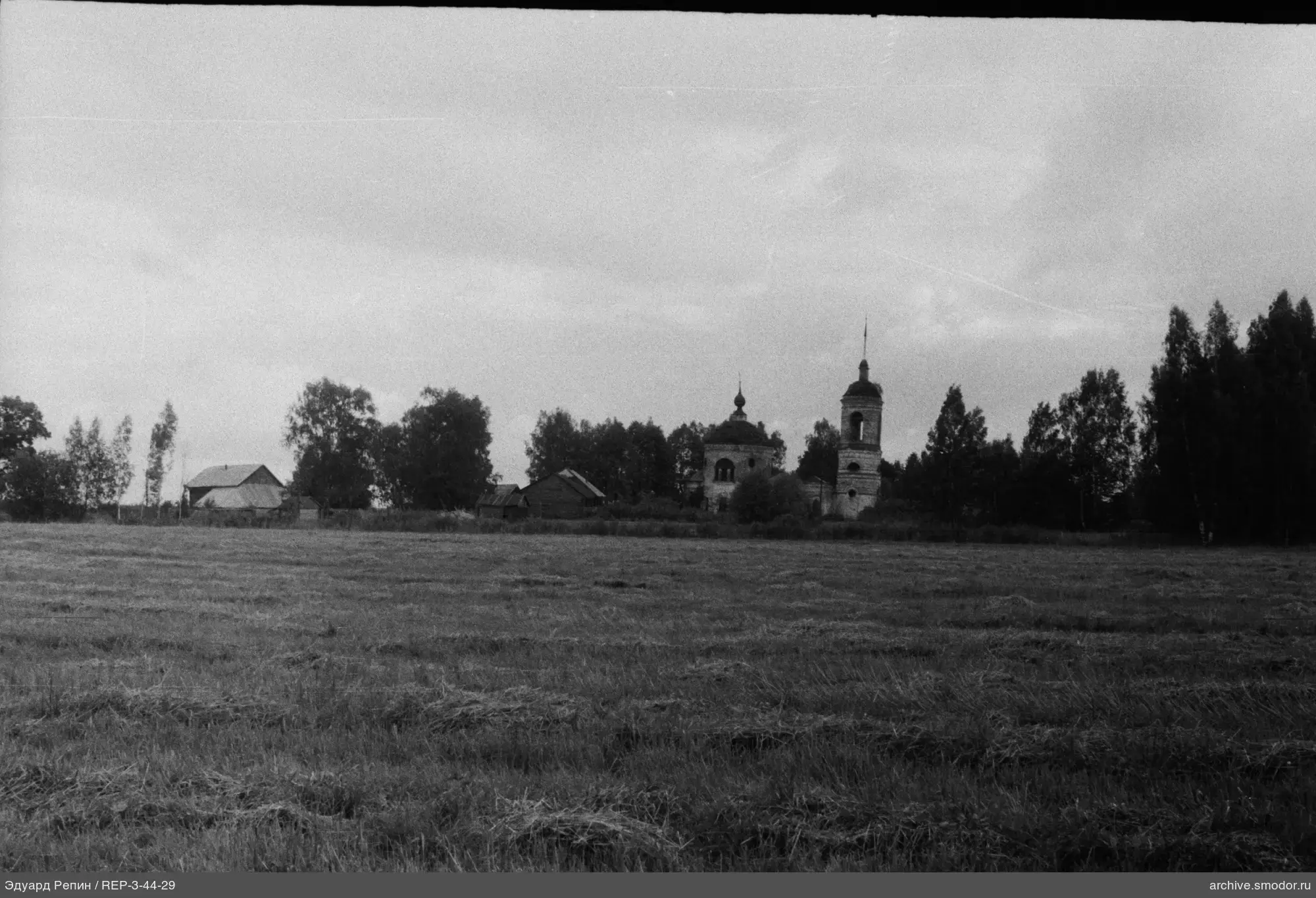 Landschaft mit Kirche und Bäumen