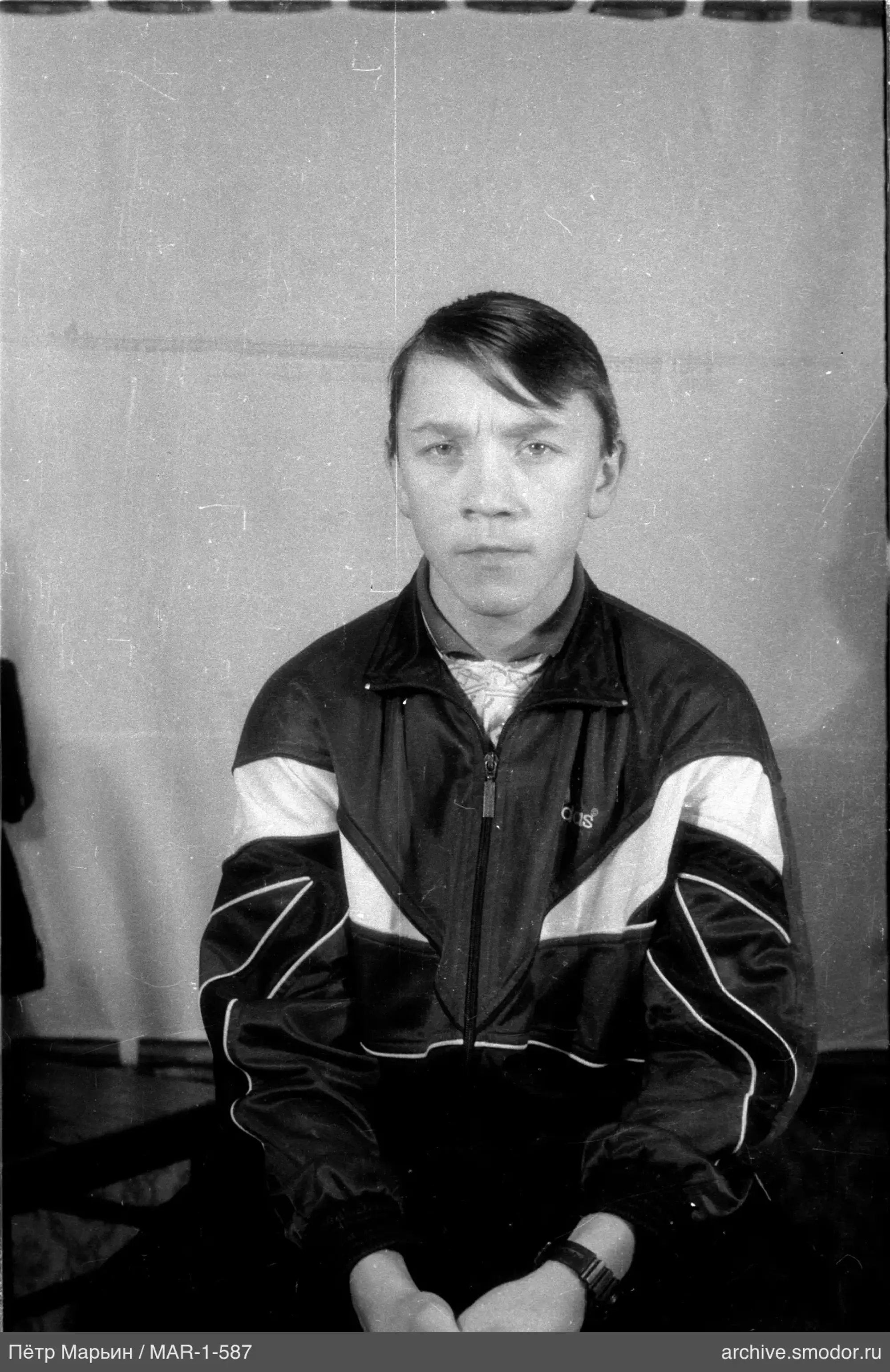 Porträt eines jungen Mannes in einer Sportjacke