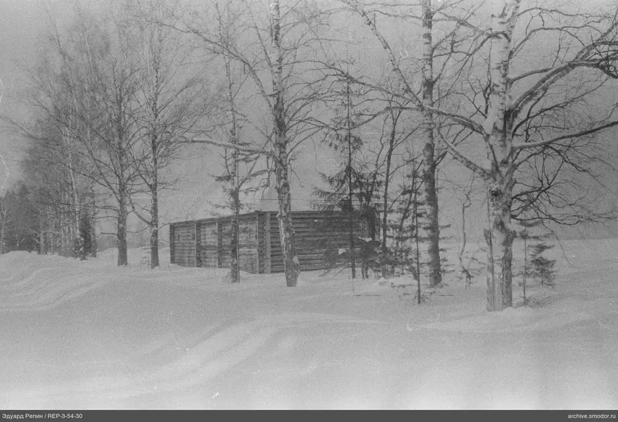 Landschaft mit Holzgebäude und Schnee
