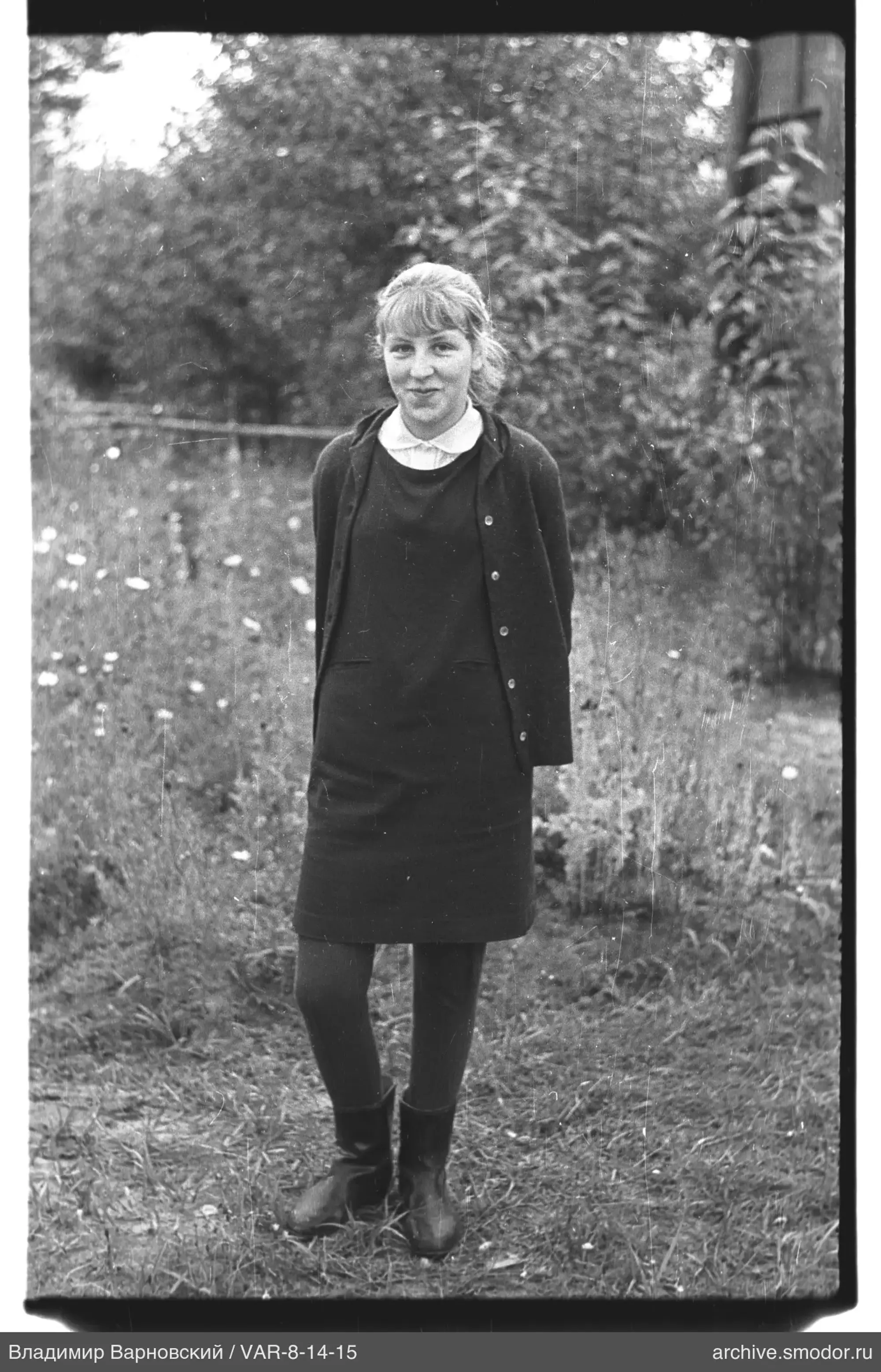 Frau in Kleid und Stiefeln auf Gras