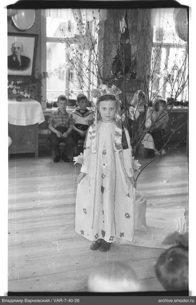 Mädchen mit Blumenkranz im Raum