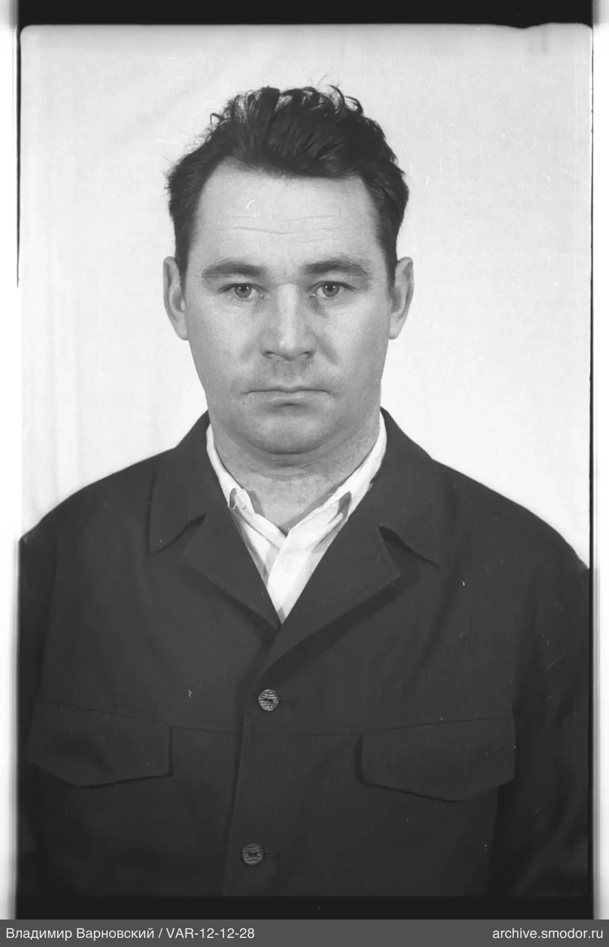 Портрет мужчины в пиджаке и рубашке