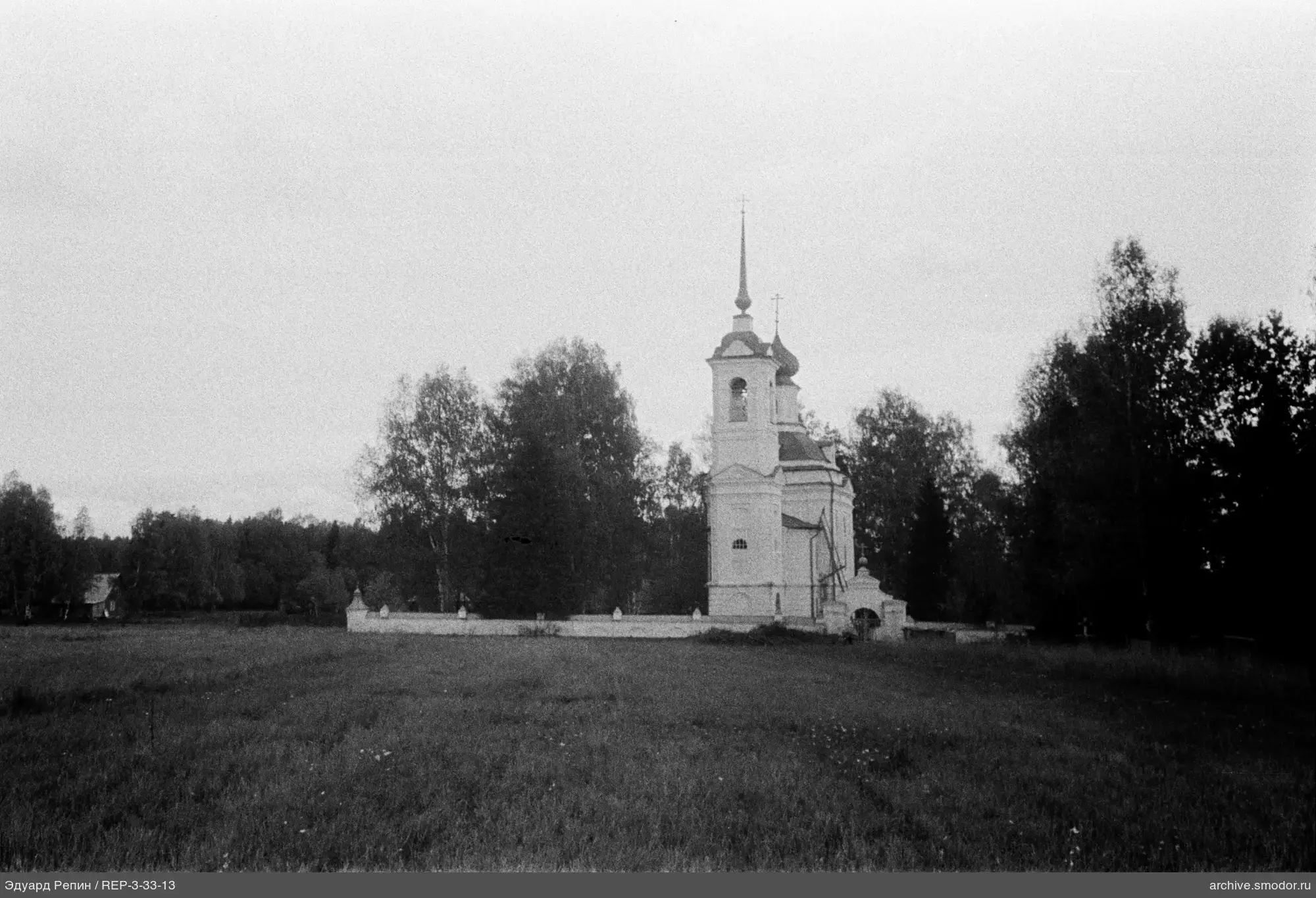 Steinkirche mit Glockenturm und Spitze