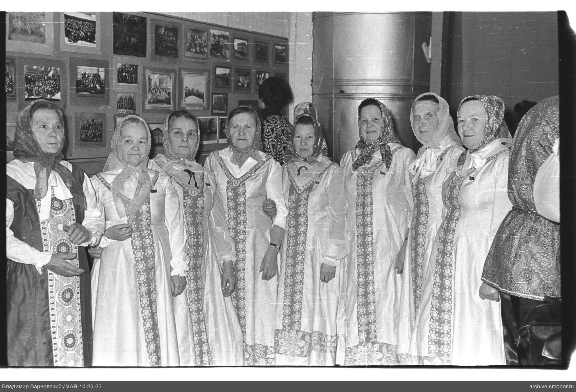Gruppenporträt von Frauen in langen Kleidern