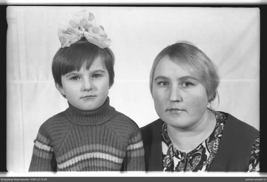 Групповой портрет с женщиной и ребёнком
