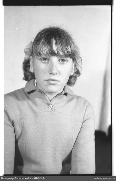 Porträt einer Frau in hellem Pullover
