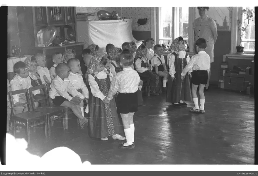 Kinder und Frau bei Veranstaltung