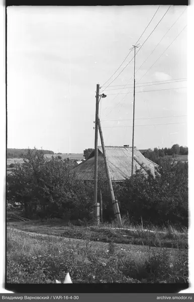 Holzpfähle mit Drähten und Antenne