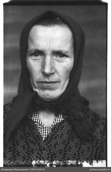Porträt einer Frau mit Kopftuch