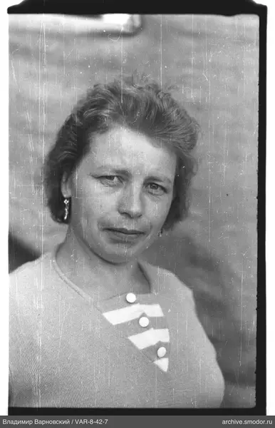 Porträt einer Frau in hellem Pullover