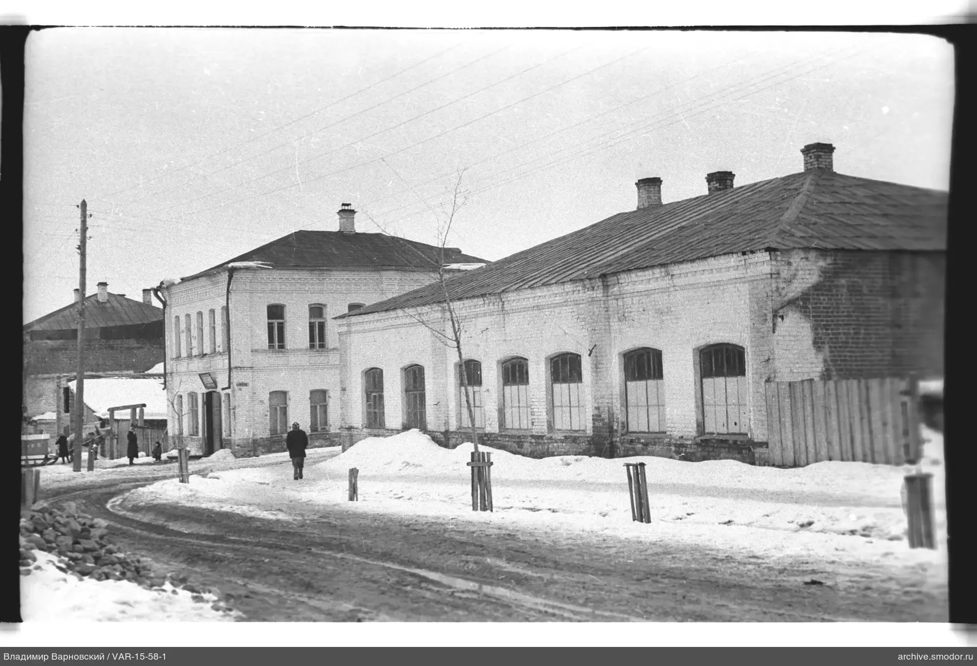 Straße mit Backsteingebäuden und Passanten