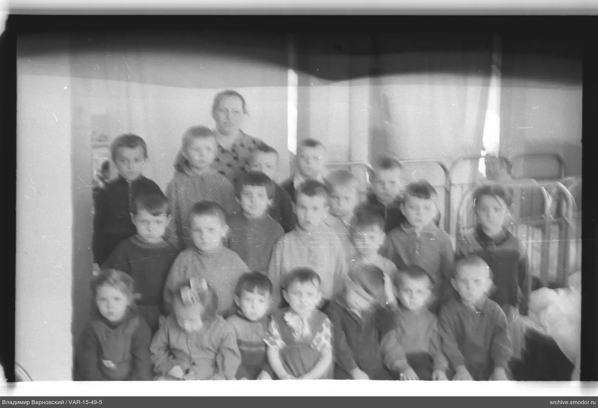 Gruppenporträt von Kindern und Frau