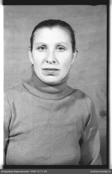 Porträt einer Frau in hellem Pullover
