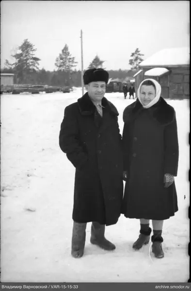 Мужчина и женщина на улице с снегом