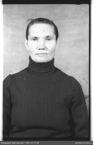 Porträt einer Frau in dunklem Pullover