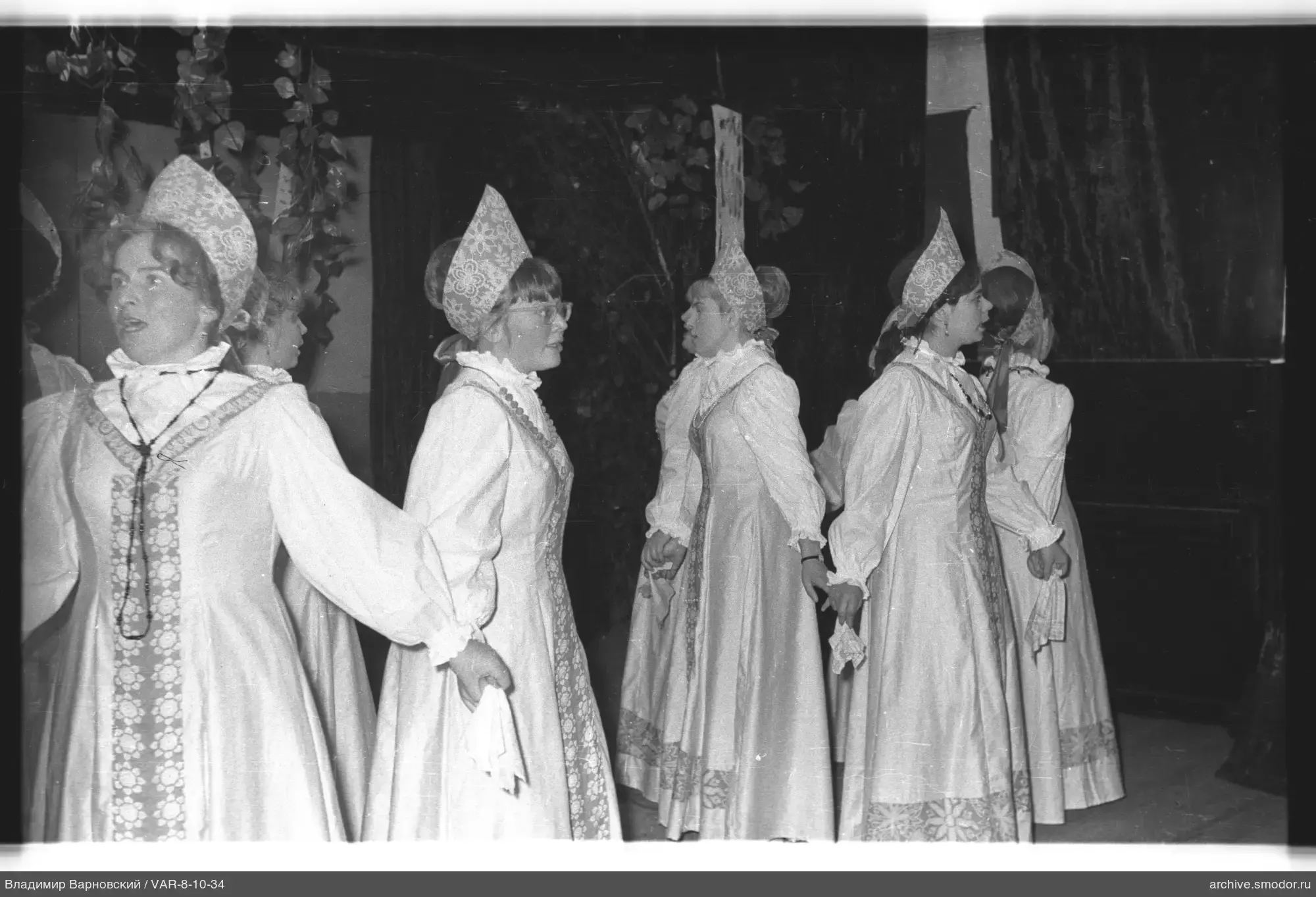 Gruppe von Frauen in traditionellen Kostümen