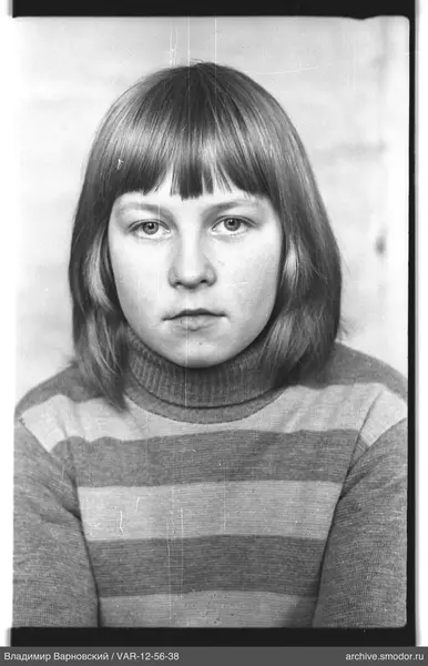 Porträt einer Frau im gestreiften Pullover