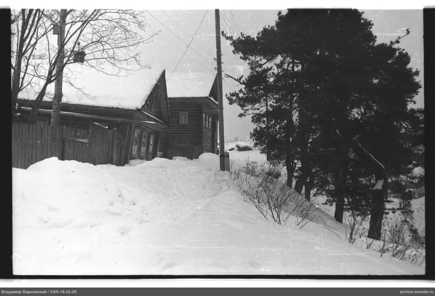 Holzhaus mit verschneiten Dächern