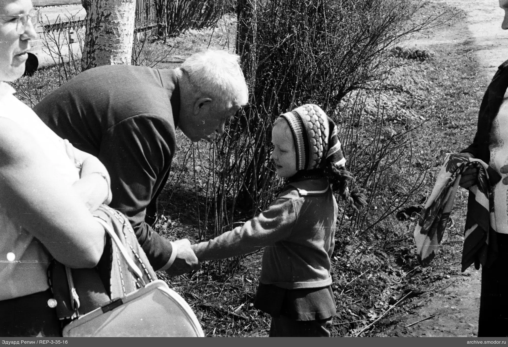 Älterer Mann und Mädchen beim Händeschütteln