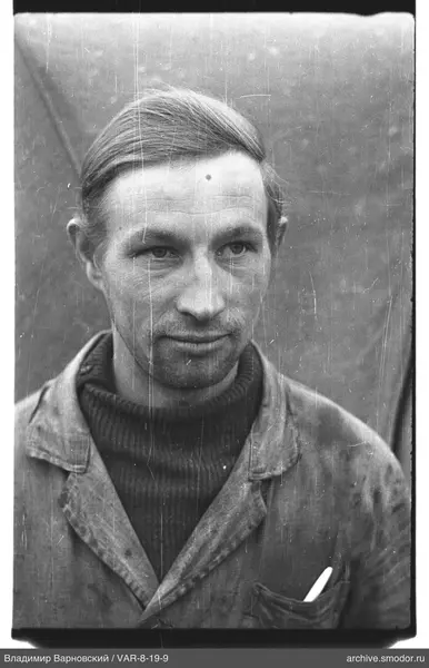 Porträt eines Mannes in Pullover und Jacke