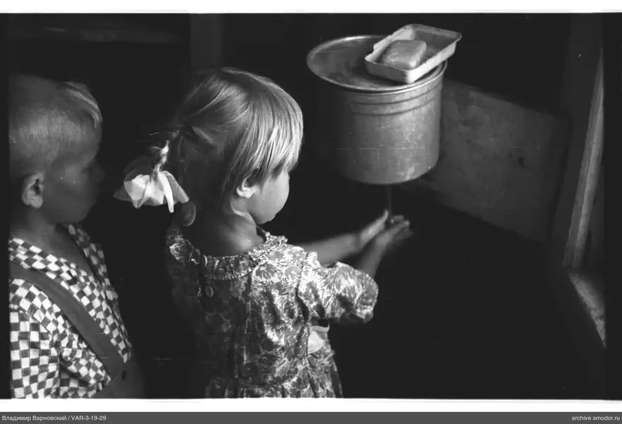 Kinder mit Seife an Holzwand