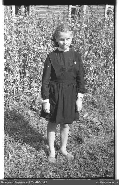 Mädchen im Kleid mit Sternabzeichen